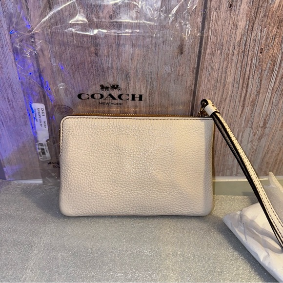 Coach Wristlet - 2021 Rainbow Skate, White Pebbled Leather - NWT retails $80 - Picture 3 of 9